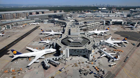 Încălzirea globală ar putea ţine la sol o treime din avioane în următoarele decenii - studiu